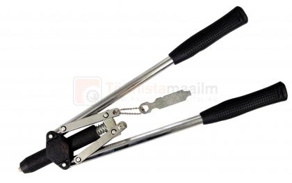 Pildil on näha mustade käepidemetega "needitangid" suurusega 2,4-4,8 mm.