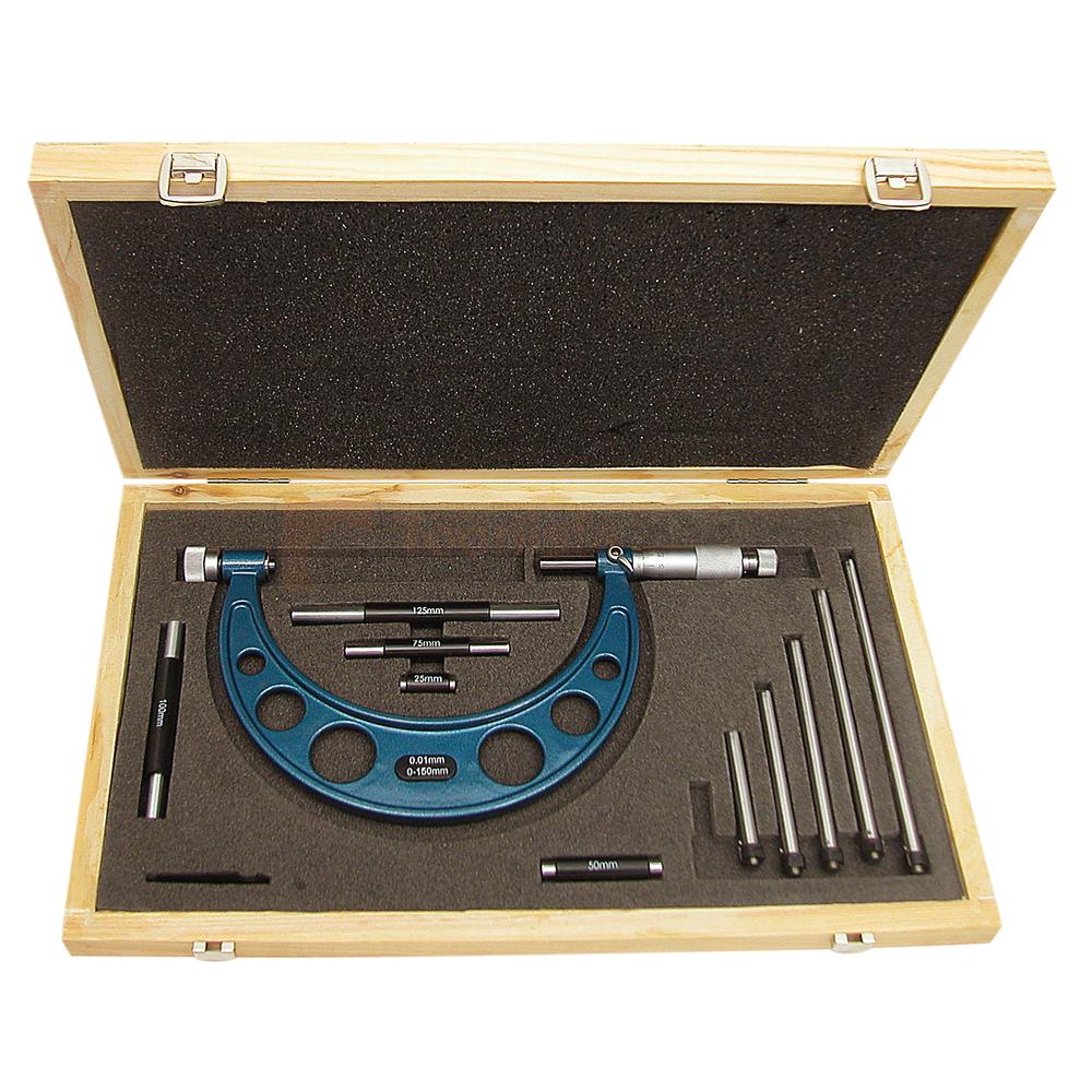 Pildil on puidust karbis mikromeeter Scala vahemikuga 0-150 mm koos erinevate mõõtevarrastega.