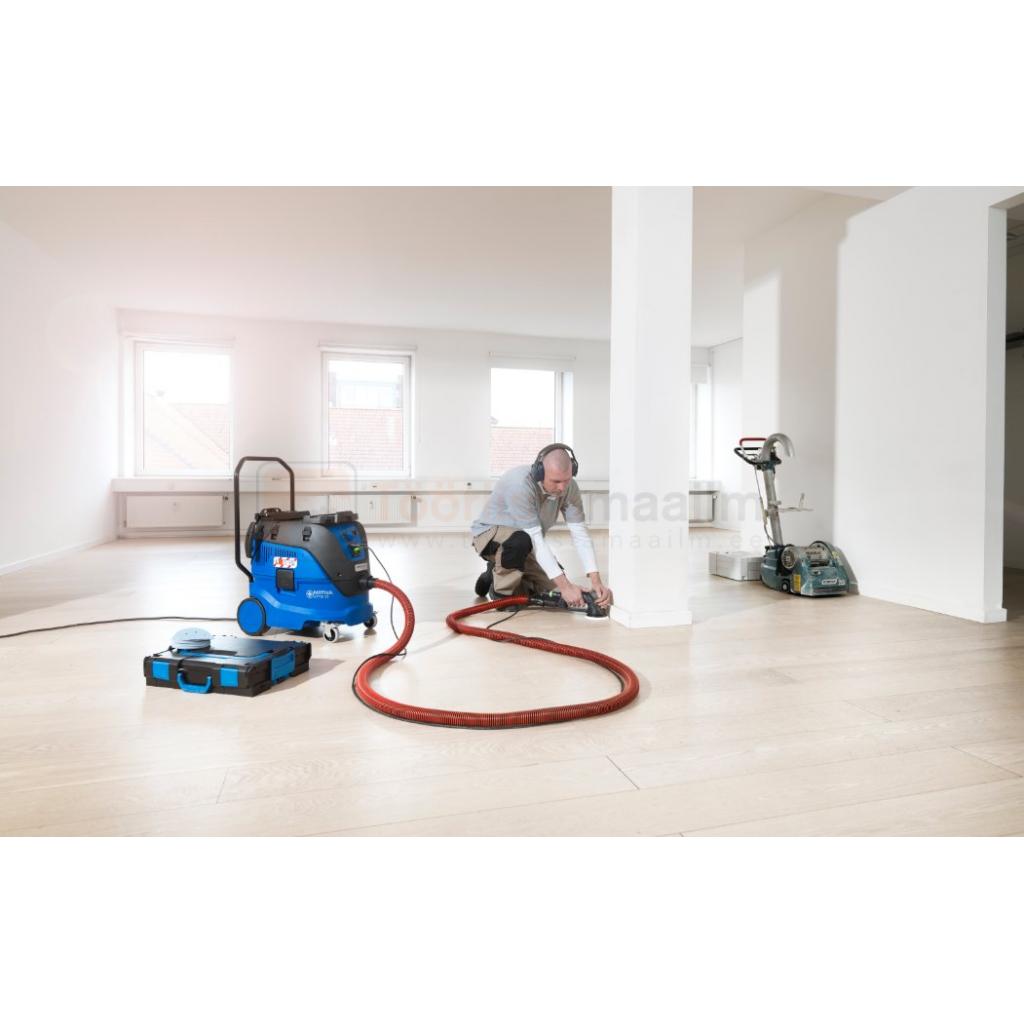 Pildil on näha Nilfisk Attix 33-01 IC vee- ja tolmuimeja, mida kasutatakse koos teiste tööriistadega põrandate puhastamisel.